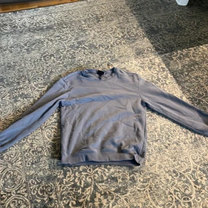 Hm tröja  - Säljer en till hm tröja för 75 kr eftersom jag inte använder den längre. Tror orginalpriset var 200 kr.