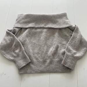 denna trendiga och slutsålda stickade tröjan är från hm. Nästan också helt oanvänd men använd 1-2 gånger. Pris kan diskuteras!