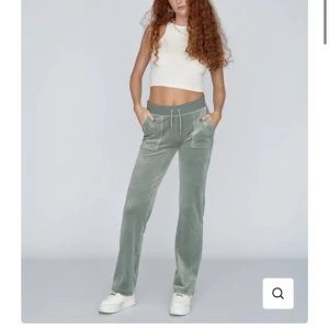 gröna juicy byxor  - lägger nu ut mina super fina juicy byxor, vill helst byta mot ett par svarta juicy byxor i storlek S eller XS. skriv privat om du vill byta eller vill ha privata bilder på dom💗!