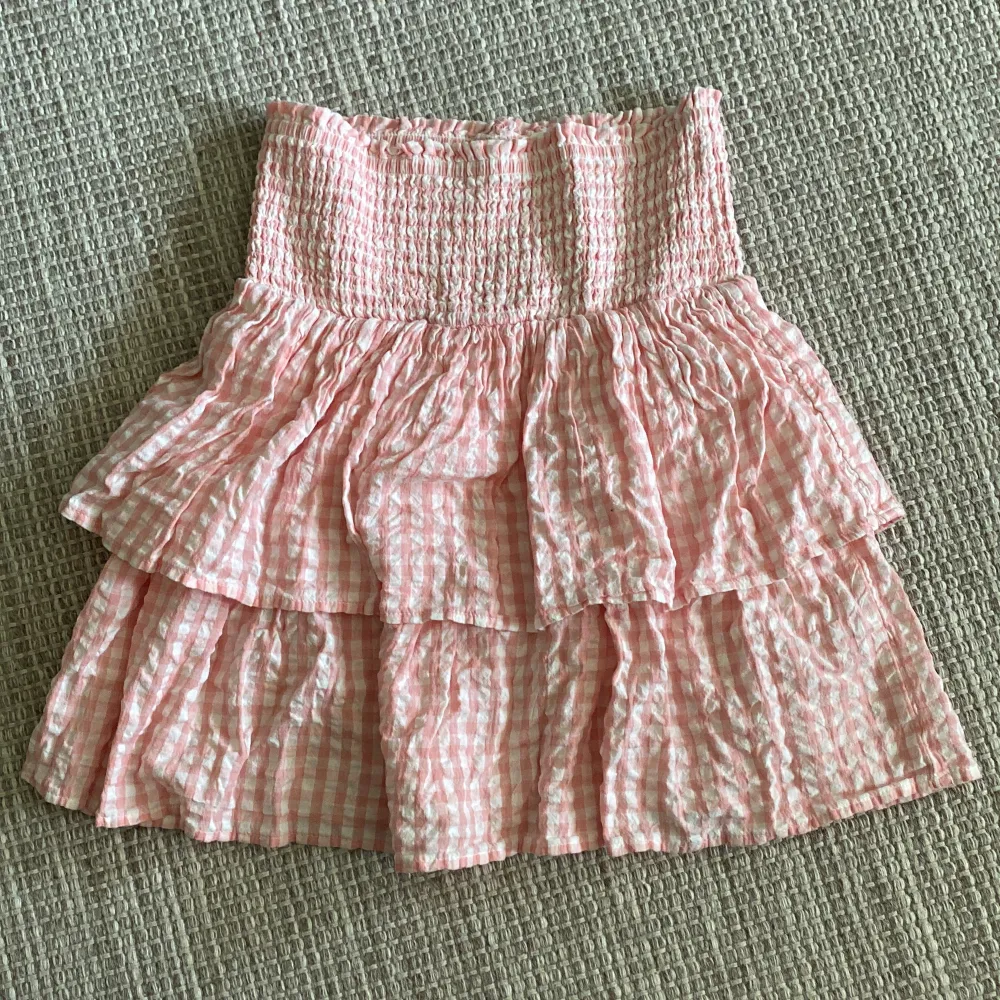 Super söt kjol från Kappahl som är köpt förra sommaren men knappt använd! Jätte bra skick❤️. Kjolar.