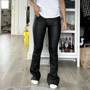 Bootcut skinn byxor  - Superfina skinn likande byxor som är utsvängda. Lite långa på mig som är 157cm, endast använda fåtal gånger💗