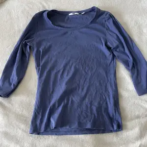 En söt blå långärmad tshirt från uniqlo säljer pga att den inte passar min stil längre. (Ärmarna ska vara korta i modellen så de är inte heltäckande över armen) Köparen står för frakt och pris kan diskuteras💕