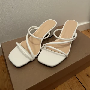 Vita klackar  - Ett par vita klackar i storlek 36, som är helt oanvända. Perfekt till sommaren!✨
