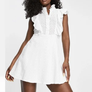 Vit klänning - Säljer denna super söta klänning från ASOS som endast är använd en gång, perfekt ni till midsommar🤩🤩🫶🏽🫶🏽