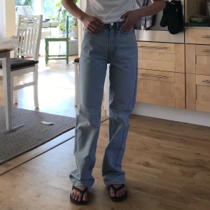 Weekday straight jeans  - Raka jeans från weekday i modellen ”row” 💘 I fint skick och Storlek 24/32 