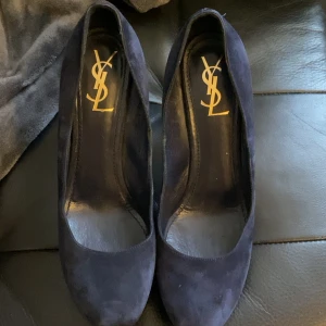 Yves saint laurent - Äkta YSL klackar som inte kommer till någon användning men är så himla bekväma att gå i… lite slitna på under sidan därför säljs dem billigt