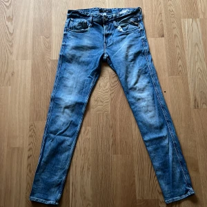 Replay jeans - Jeansen är i modellen anbass skicket är 9/10 bara testade. Skriv vid frågor och funderingar  