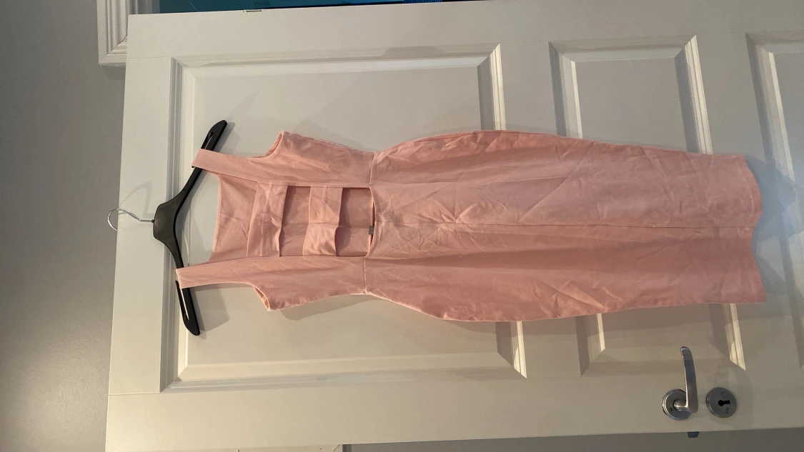 Rosa klänning med superfin rygg