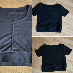 Cropedtop  - Superfin cropedtop med knappdetalj