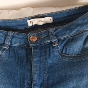High waist jeans i bra skick - Möjligt att få till billigare frakt om du köper privat och inte via Plick. Hör av dig så kan vi ordna det. 