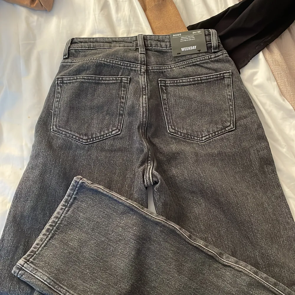 Svartstenad färg på jeans från weekday, helt oanvända! Strl 24/32 i modellen Rowe. Sjukt fina och endast prövade, hör av er vid fler frågor alternativ bilder🫶. Jeans & Byxor.