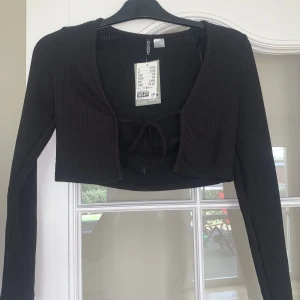 Svart topp  - Svart topp från H&M i storlek XS. Helt oanvänd 🌸+ frakt 19 kr