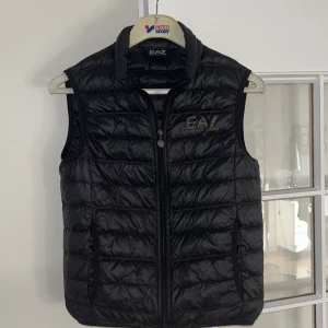 EA7 väst  - Storlek xs men ganska stor i storlek, använd fåtal gånger då den är för liten för mig, väldigt bra skick och inga skador på den. 