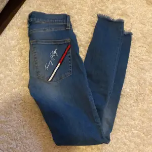 Supersnygga jeans med Tommy Hilfiger, knappt använda så i nyskick! Passar storlek xs/s dam (Pris kan diskuteras vid snabb affär)
