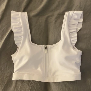 sportbh/bikini - jättefin oanvänd sportbh/bikini från Aimn, säljer då den är för liten och kom sldirg till användning 🤍🫧