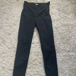 Kostymbyxor  - Svarta smala kostymbyxor med dragkedja i sidan.    Från H&M!  Stl 32