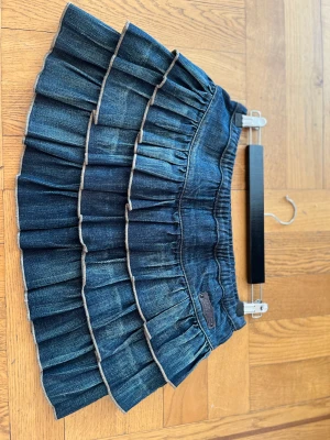 Jeans mini kjol - Kort kjol, normal i storleken och kjolen är i jätte bra skick.