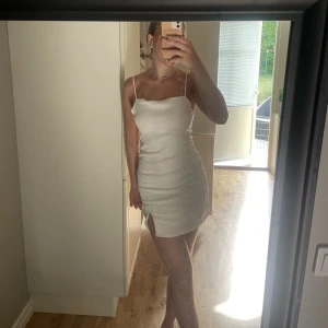 Klänning - Säljer denna jättefina satin klänning för att den tyvärr inte blir använd💕 den har inga fläckar, skriv privat för fler bilder🤗