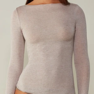 Intimissimi tröja  - Säljer denna tröja från intimissimi som kostar 429 ny! Tröjan är i bra skick och inte använd mycket 