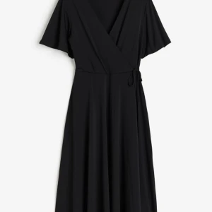 Klänning  - Säljer denna fina omlott klänning från h&m som tyvärr inte kommer till någon använding. Klänningen är köpt för ungefär 2 år sen men är endast använd ett par fåtala gånger!