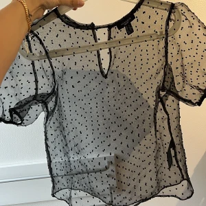 Mesh blus - Mesh blus med puffärmar från new look i strl 36 PETITE men sitter som en vanlig xs-s!!🤍 så fin med en snygg bralette under 💘 använd gärna köp nu👍
