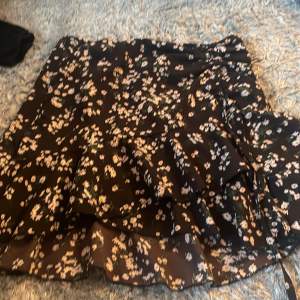 Superfin kjol med blommor på och en detalj vid sidan 💘
