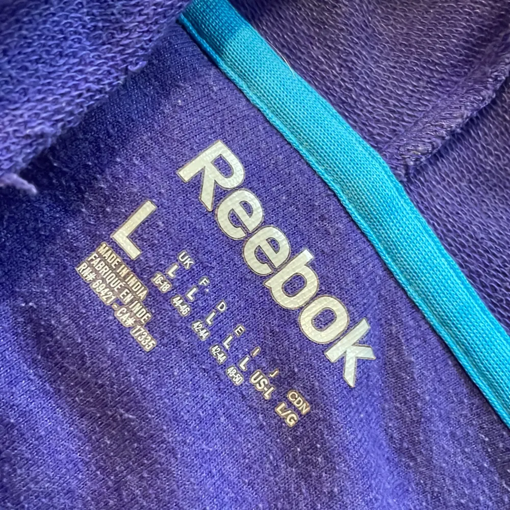 En gammal lila hoodie från Reebok. Välanvänd men inga som helst fel på. Hoodies.