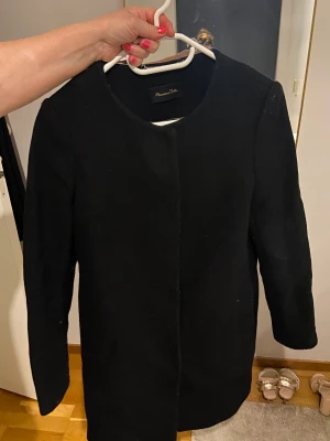 Massimodutti kappa svart - Säljer en super fin massimodutti kappa i färgen svart i storleken xs 