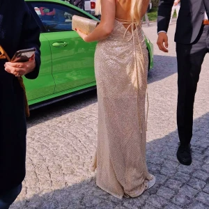 Balklänning  - Använd endast 1 gång. Nypris 1710kr 