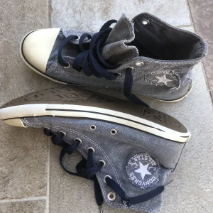 Converse - Supersnygga converse i jeans liknande färg☀️