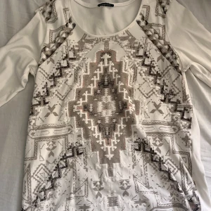 Tröja med tryck - Tröja med mönster och trekvartslånga ärmar. Jättebra skick, kom privat för fler bilder. 