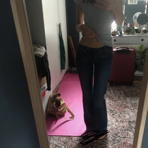 Levis jeans - Skitnsygga Levis jeans köpta här på Plick.  Midjemått:72 Innerbenslängd: 82  säljer pga att dom tyvärr är lite små i midjan, men så så snygga 😭❤️❤️