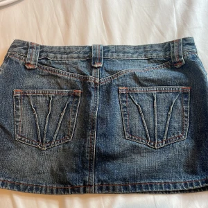 Jeanskjol  - Snygg jeanskjol med coola fickor, sömmar o detaljer. För stor för mig. Midjeomkrets: 82 cm.