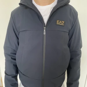 Ea7 vår jacka - En superfin Emporio armani vår jacka i strlk xs passar s😍