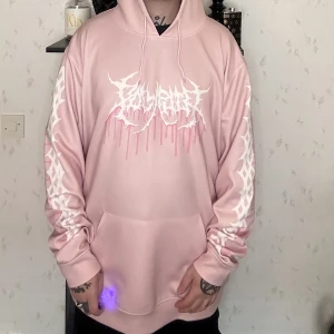 Polyphia Merch - Bloody Thorns Hoodie - Merch av bandet Polyphia med 4-panelstryck samt tryck på luvan. Hoodien har utgått från sortimentet och är därför en bra steal! Mjuk kvalitet och häftiga tryck.   Storleken är XL, jag på bild är 175cm. Fri frakt inom Sverige!