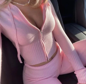 Frankies bikinis set - Frankies bikinis liknande set i rosa. Byxorna och koftan är båda i stl S men passar även mig som bär XS. Möts i Stockholm eller fraktar, köparen står då för frakten💖