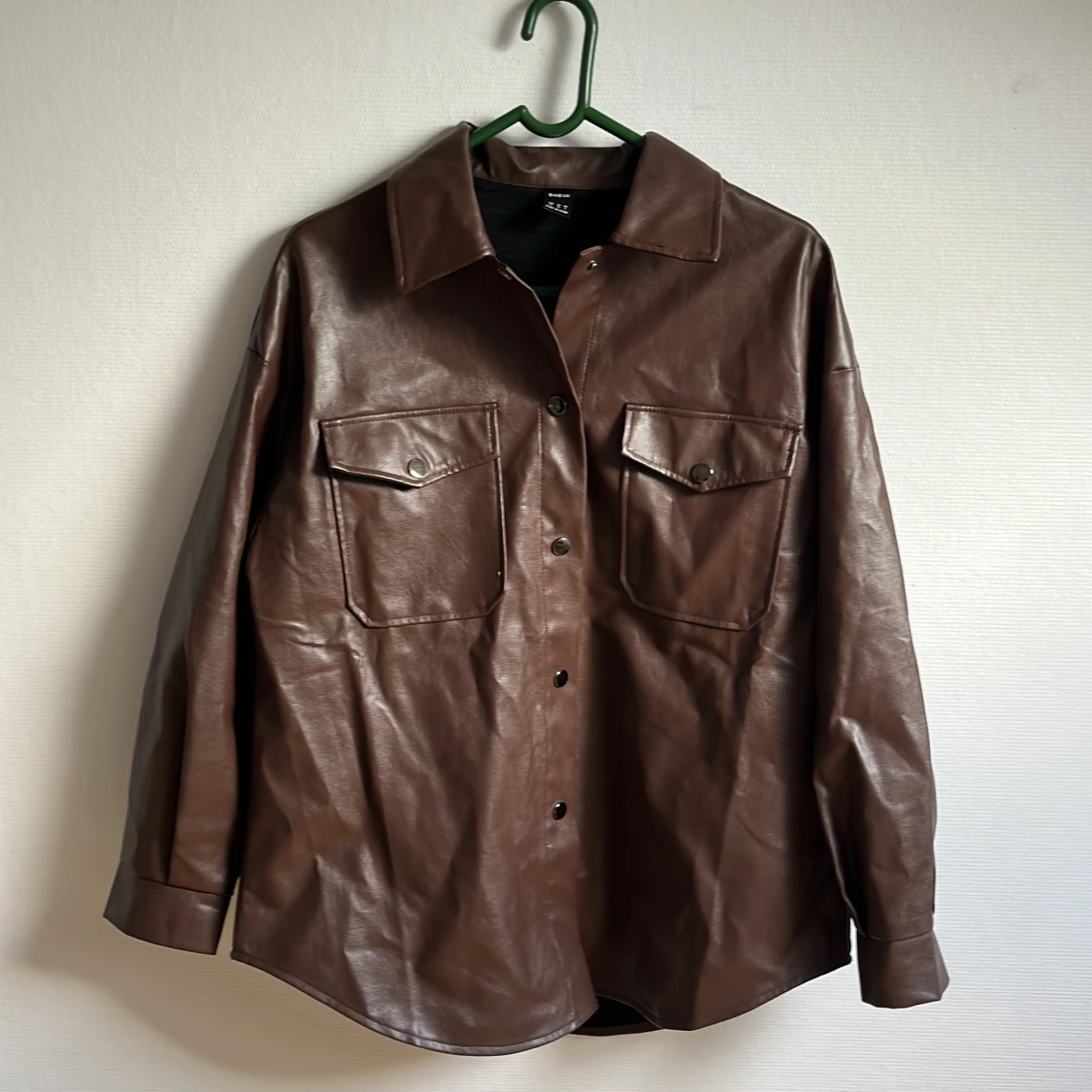 Brun jacka i fakeskinn  - 90