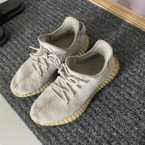 Intressekoll yeezys - Fina yeezys! Strl 42 Box o allt finns kvar! Använt skick