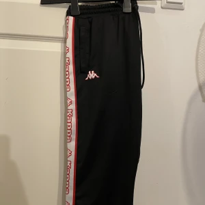 Kappa byxor - Min brorsas gamla, några år gamla men i bra kvalité, har dock tagit bort en knapp längst ner på båda benen