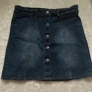 Jeans kjol med knappar. 158/165 skulle säga att det är en xs