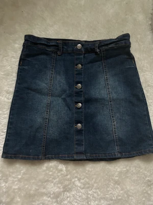 Jeans kjol  - Jeans kjol med knappar. 158/165 skulle säga att det är en xs
