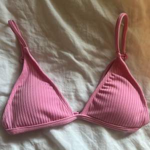 rosa bikini överdel från shein i storlek xs ❤️ justerbara band och på andra bilden ser man själva ”öppningen och stängningen” aldirg använd för passade ej 💕💕