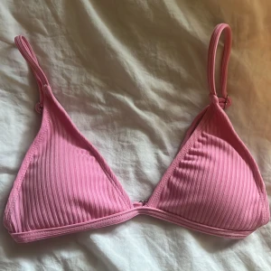 rosa bikini överdel  - rosa bikini överdel från shein i storlek xs ❤️ justerbara band och på andra bilden ser man själva ”öppningen och stängningen” aldirg använd för passade ej 💕💕