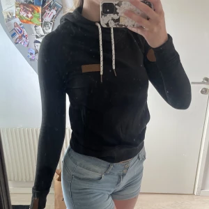 Svart hoodie - Garderobrensning 