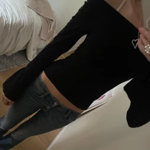 Svart tröja - Cool svart långärmad tröja med utsvängda armar. Går att ha som off shoulder!💗