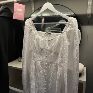Vit klänning - Klänning från Gina tricot, använd 1 gång. Inga konstigheter utan är som ny💓 köparen står för frakten!