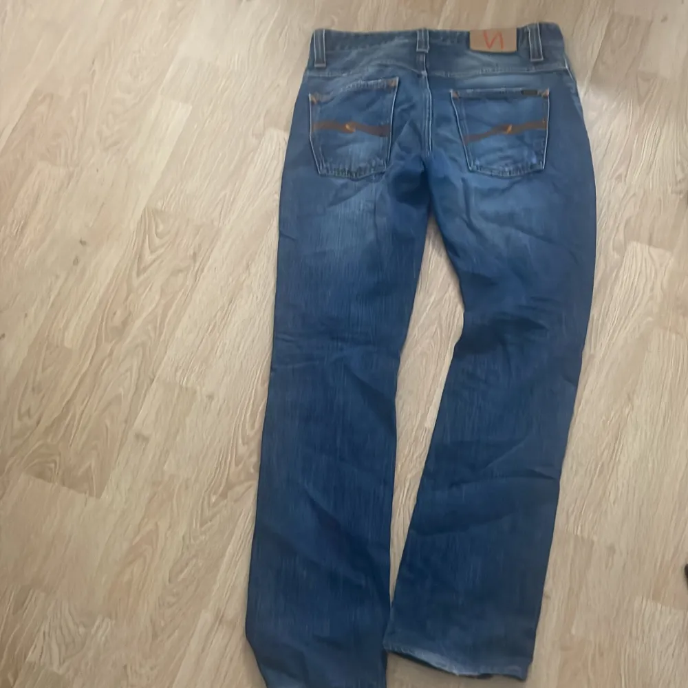 Säljer dessa skitsnygga bootcut nuide jeans i storlek,27/32,då jag köpte nyss ett par likadana. Jeans & Byxor.