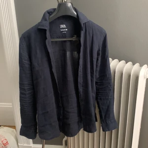 Linneskjorta från Zara - En jättefin Linneskjorta från Zara där den även är slutsåld! Den har bara provats och inte varit blivit använd! 