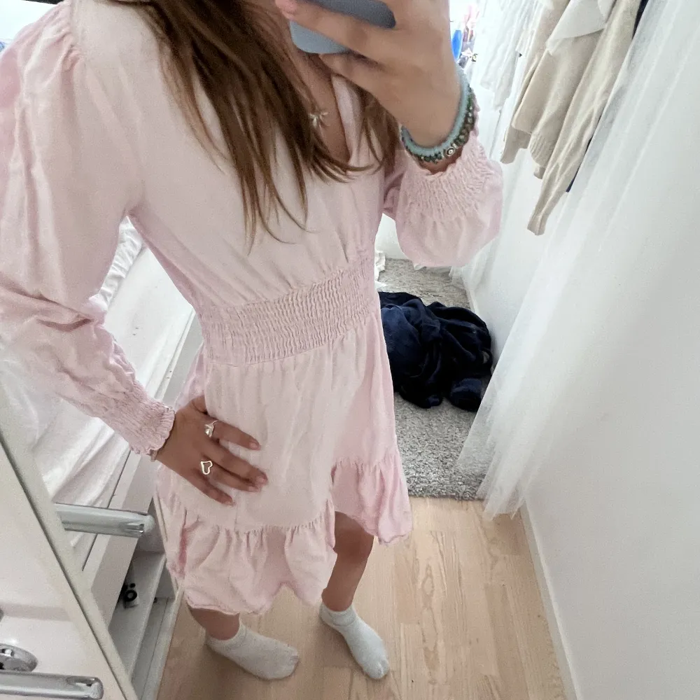 En jätte fin och söt rosa klänning från zara! Perfekt till sommaren. Får tyvärr inte användning av den💗. Klänningar.