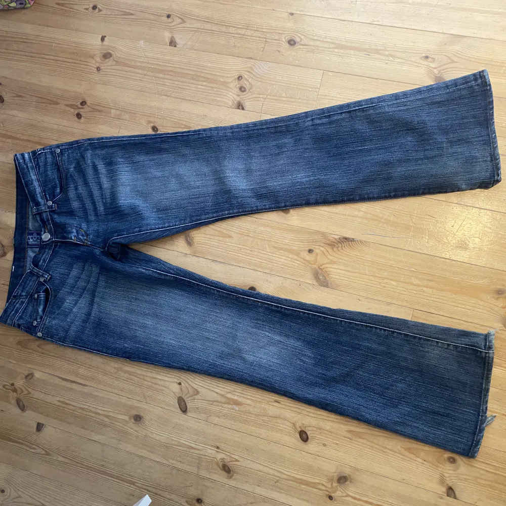 Säljer mina lågmidjade jeans från Victoria Beckham! Midjemått va 82 cm och innerbenslängd ca 82 cm! Jag är 170. Obs: De är rätt slitna vid hälarna, skriv för bild! 🥰. Jeans & Byxor.